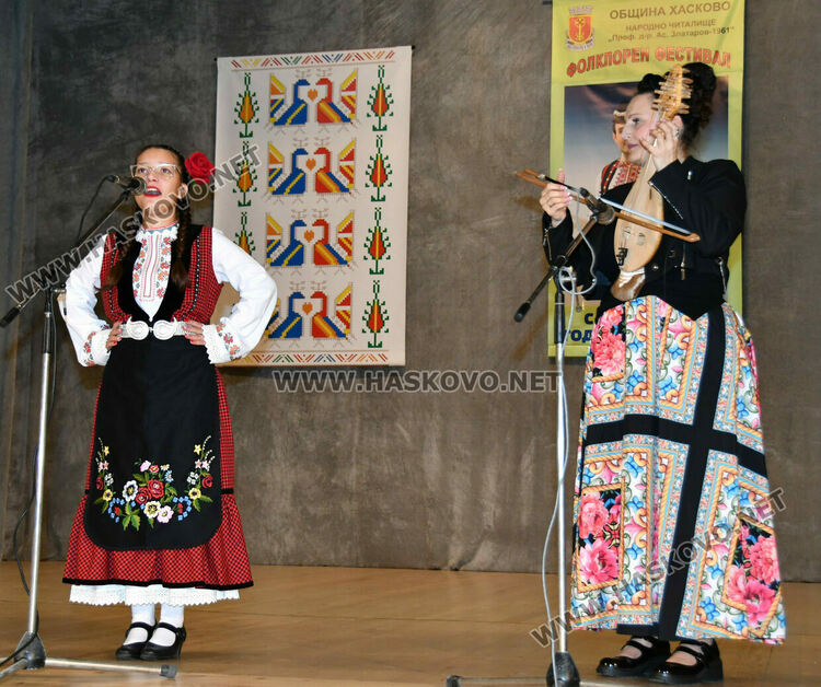 От малки до големи пеят песните на Тодор Кожухаров в читалище „Заря“ 