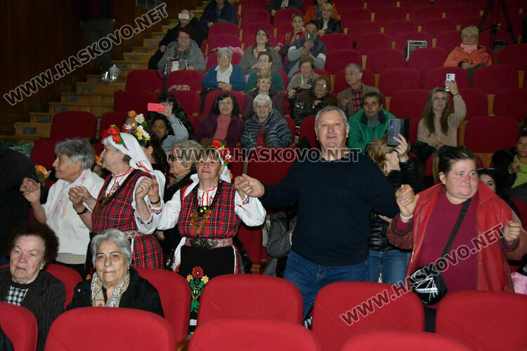 От малки до големи пеят песните на Тодор Кожухаров в читалище „Заря“ 