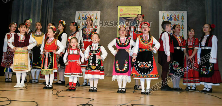 От малки до големи пеят песните на Тодор Кожухаров в читалище „Заря“ 