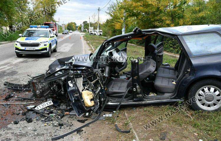 Трима пострадаха при челен удар между две коли в село Стойково 