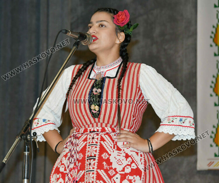 От малки до големи пеят песните на Тодор Кожухаров в читалище „Заря“ 