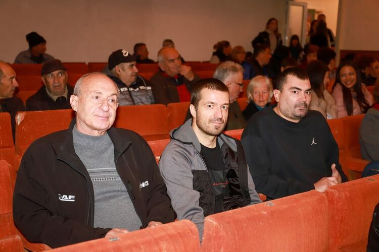 Пълна зала аплодира „Вечеря за глупаци“ в Конуш 