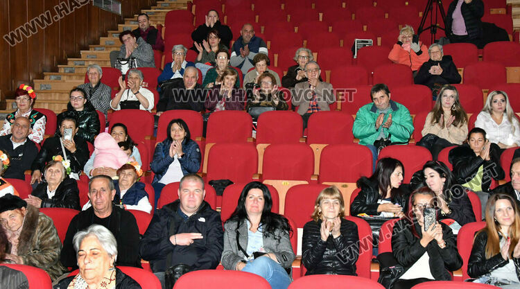 От малки до големи пеят песните на Тодор Кожухаров в читалище „Заря“ 