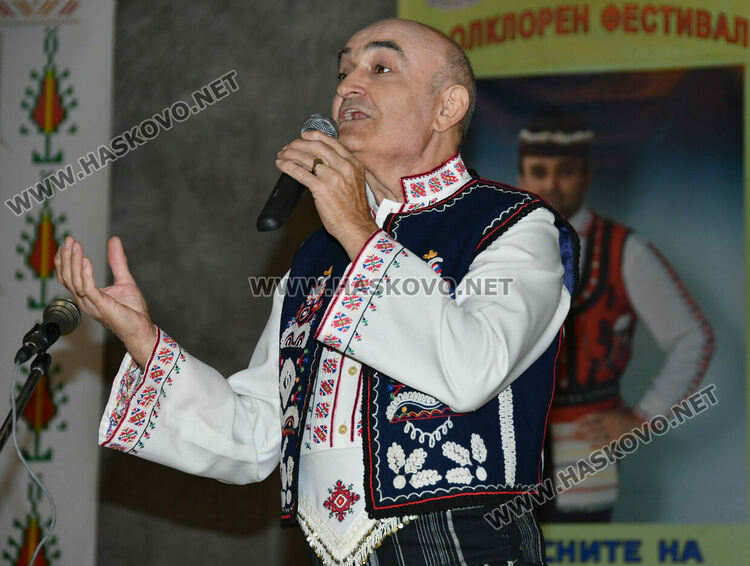 От малки до големи пеят песните на Тодор Кожухаров в читалище „Заря“ 