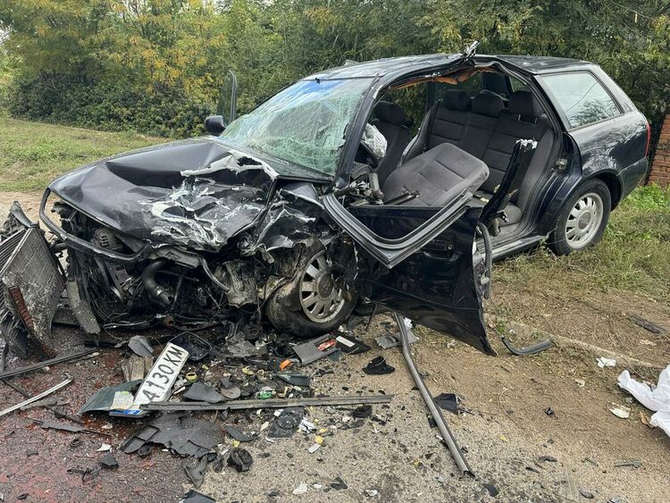 Трима пострадаха при челен удар между две коли в село Стойково 