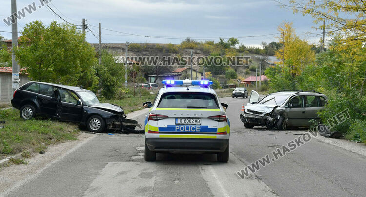 Трима пострадаха при челен удар между две коли в село Стойково 