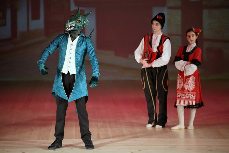 С постановката „Змеят и голямата балетна бъркотия“ откриха 25-ия сезон на Младежки център 