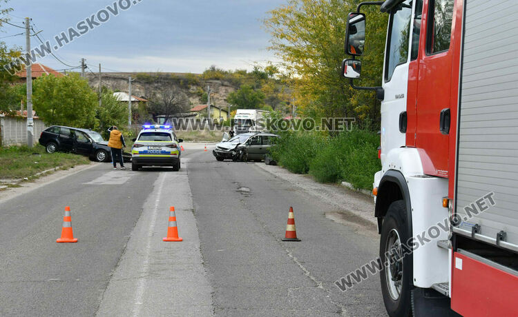 Трима пострадаха при челен удар между две коли в село Стойково 