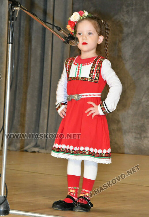 От малки до големи пеят песните на Тодор Кожухаров в читалище „Заря“ 