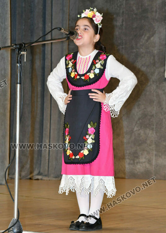 От малки до големи пеят песните на Тодор Кожухаров в читалище „Заря“ 