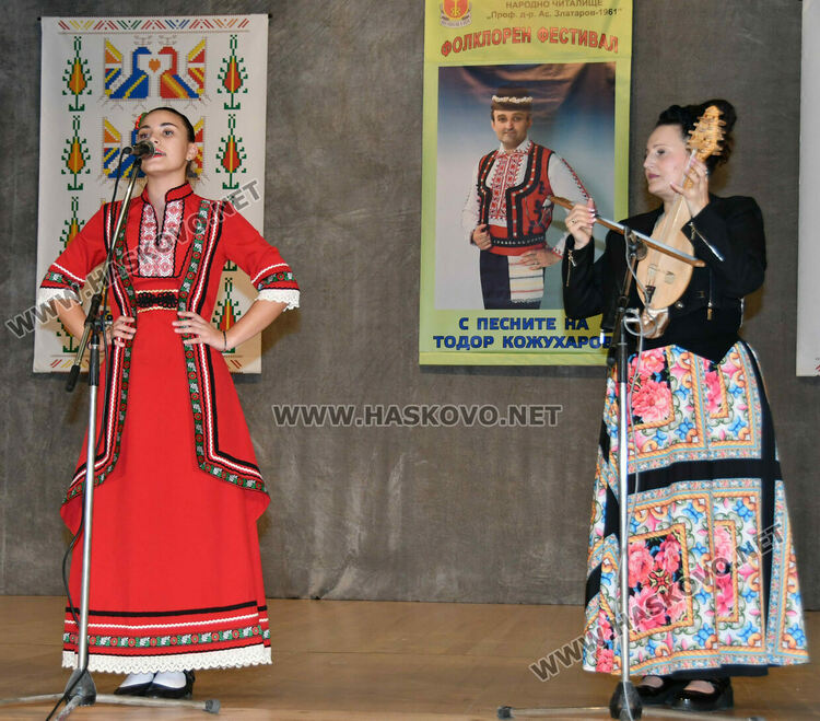 От малки до големи пеят песните на Тодор Кожухаров в читалище „Заря“ 