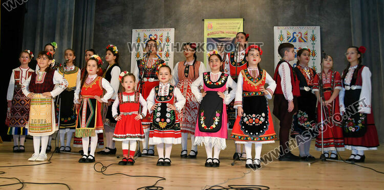 От малки до големи пеят песните на Тодор Кожухаров в читалище „Заря“ 