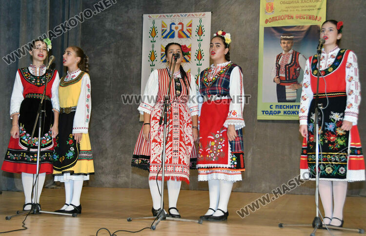 От малки до големи пеят песните на Тодор Кожухаров в читалище „Заря“ 