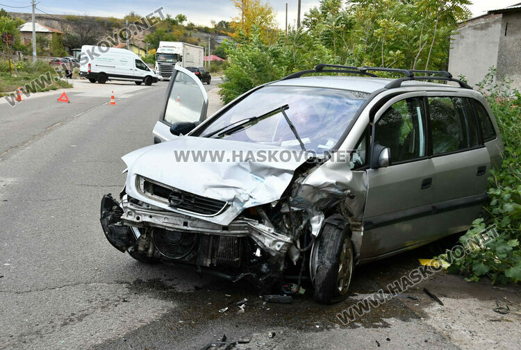 Трима пострадаха при челен удар между две коли в село Стойково 