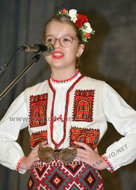 От малки до големи пеят песните на Тодор Кожухаров в читалище „Заря“ 