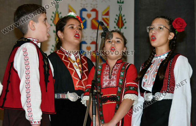 От малки до големи пеят песните на Тодор Кожухаров в читалище „Заря“ 