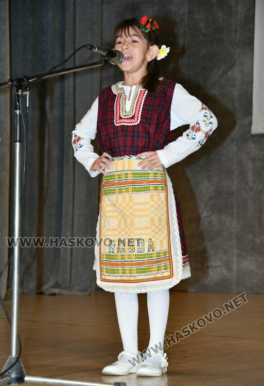 От малки до големи пеят песните на Тодор Кожухаров в читалище „Заря“ 