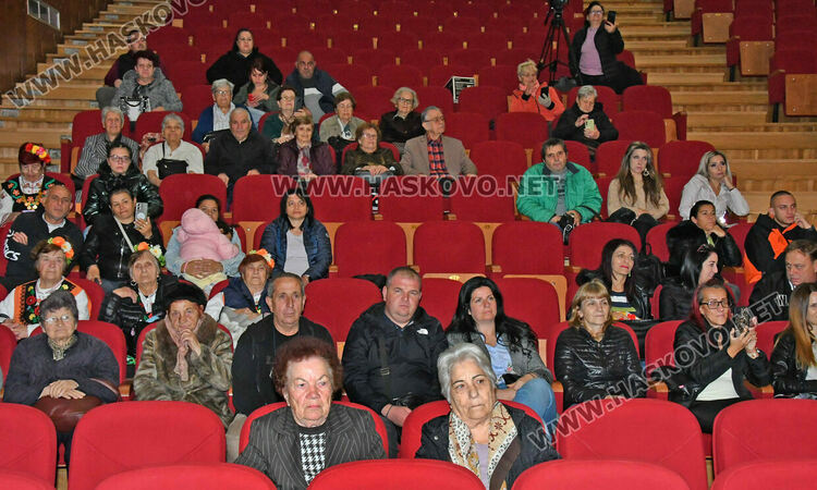 От малки до големи пеят песните на Тодор Кожухаров в читалище „Заря“ 