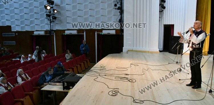 От малки до големи пеят песните на Тодор Кожухаров в читалище „Заря“ 