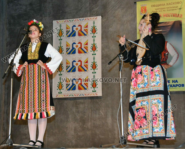 От малки до големи пеят песните на Тодор Кожухаров в читалище „Заря“ 