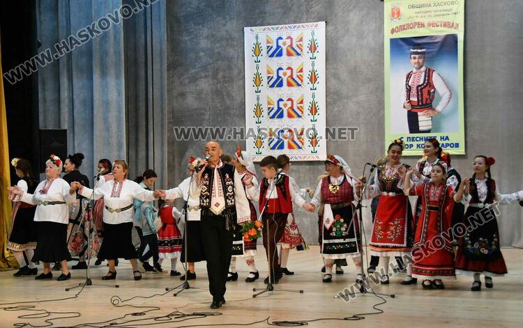 От малки до големи пеят песните на Тодор Кожухаров в читалище „Заря“ 