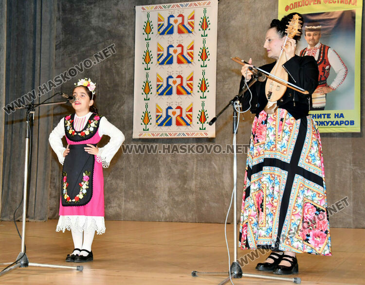 От малки до големи пеят песните на Тодор Кожухаров в читалище „Заря“ 