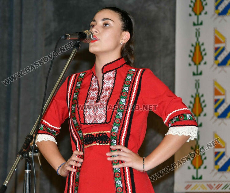 От малки до големи пеят песните на Тодор Кожухаров в читалище „Заря“ 