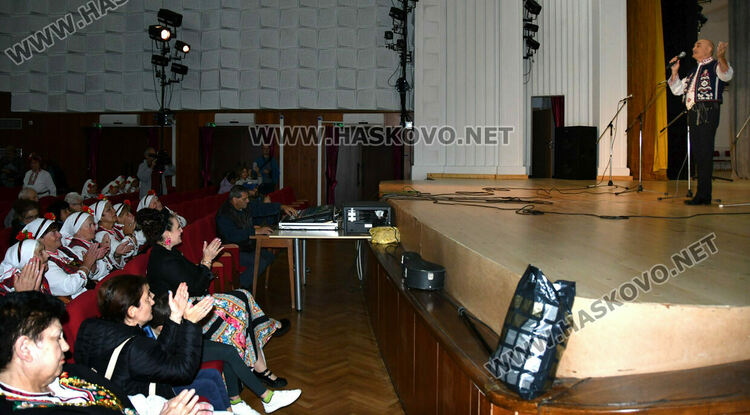 От малки до големи пеят песните на Тодор Кожухаров в читалище „Заря“ 