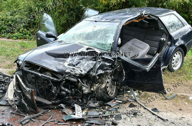 Трима пострадаха при челен удар между две коли в село Стойково 