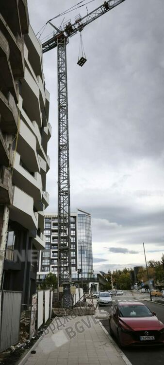 Кран с опасен товар е потенциална заплаха за минувачи и автомобили на колелото при Театъра