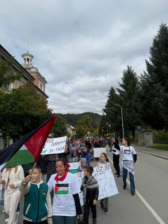 Мирен протест в подкрепа на Палестина събра стотици в Рудозем