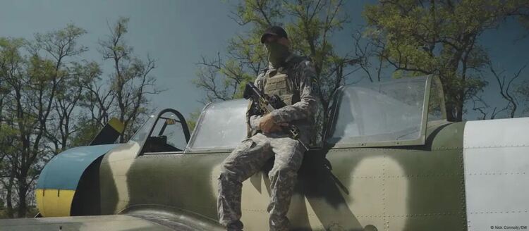 Най-обикновен витлов самолет и оръжие в ръка - така украински войници свалят руски дронове.