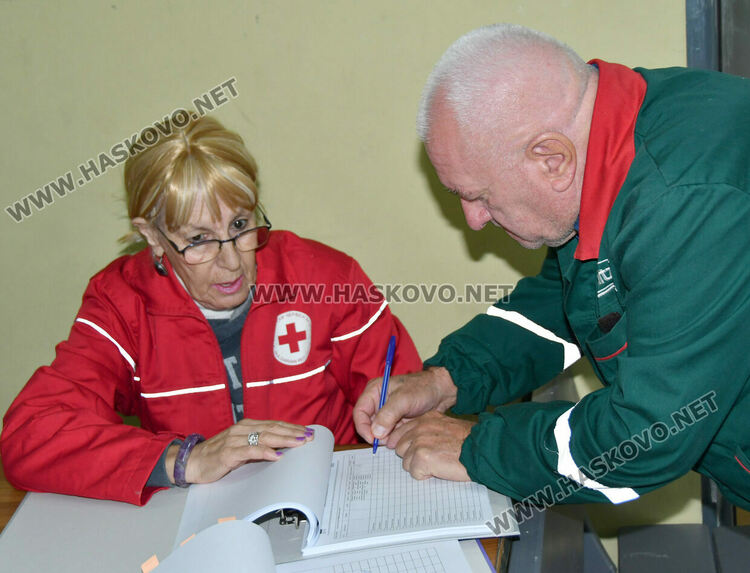 Хасковлии извиха опашка в първия ден за раздаване на помощи