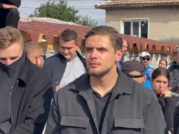 Пачка петдесетолевки, граждански арест в ромска махала в изборен ден. Според полицията няма купуване на гласове