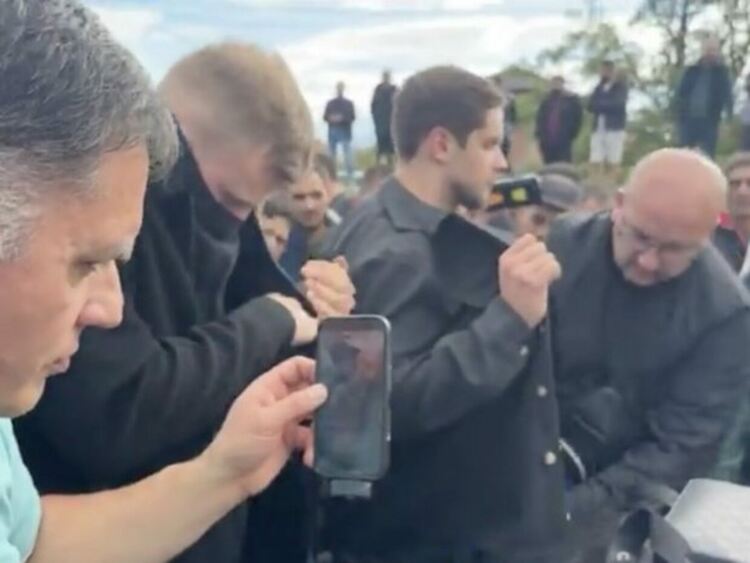 Пачка петдесетолевки, граждански арест в ромска махала в изборен ден. Според полицията няма купуване на гласове