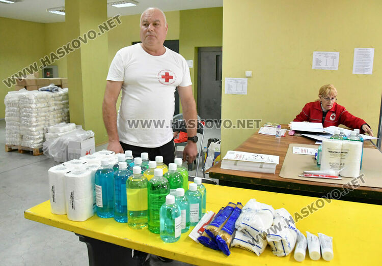 Хасковлии извиха опашка в първия ден за раздаване на помощи