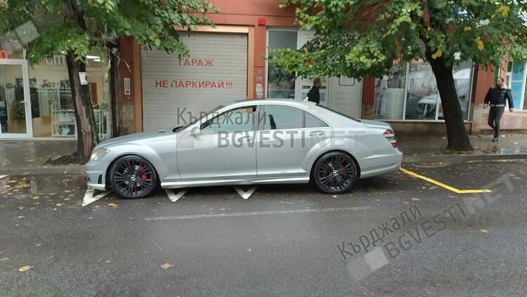 Баровци от Кърджали с мерцедеси паркират демонстративно на забранени места, харесва им