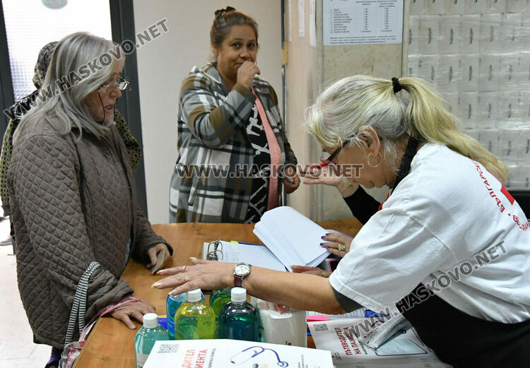 Хасковлии извиха опашка в първия ден за раздаване на помощи