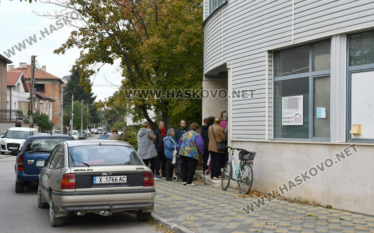 Хасковлии извиха опашка в първия ден за раздаване на помощи