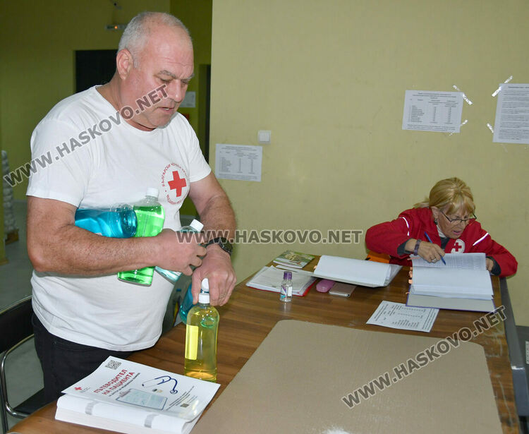 Хасковлии извиха опашка в първия ден за раздаване на помощи