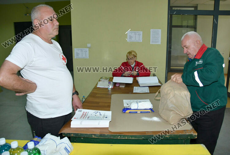 Хасковлии извиха опашка в първия ден за раздаване на помощи