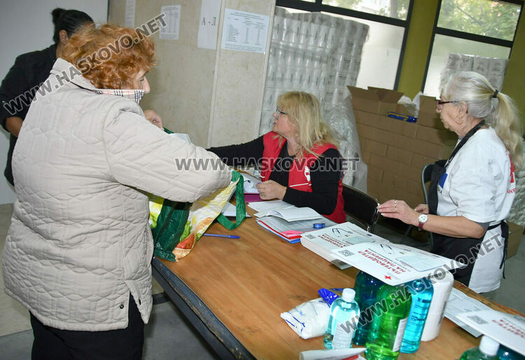 Хасковлии извиха опашка в първия ден за раздаване на помощи