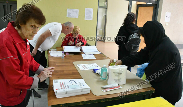 Хасковлии извиха опашка в първия ден за раздаване на помощи