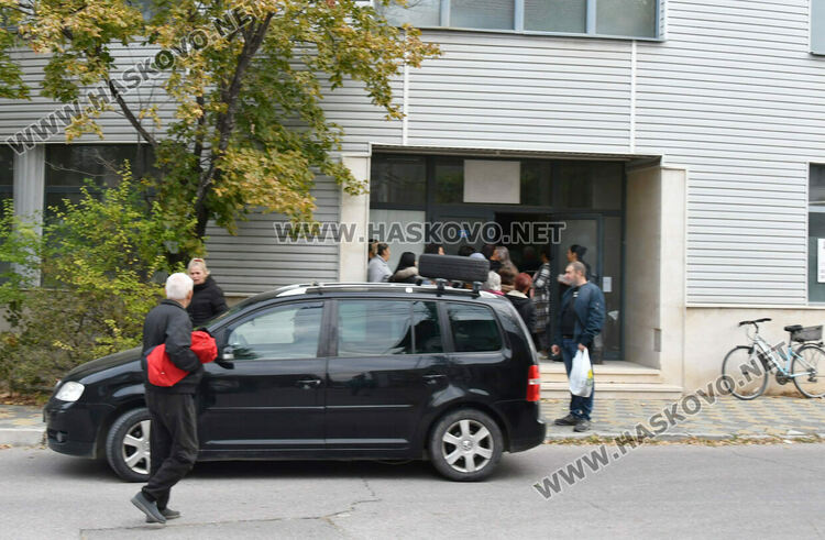 Хасковлии извиха опашка в първия ден за раздаване на помощи