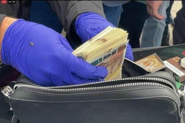 У задържаните в с. Огняново е намерена пачка петдесетолевки. Снимка: Фейсбук