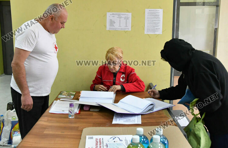 Хасковлии извиха опашка в първия ден за раздаване на помощи