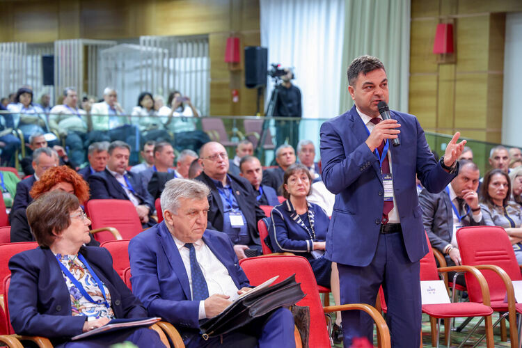 Иво Димов бе модератор на темата за ТБО на Годишната среща на местните власти