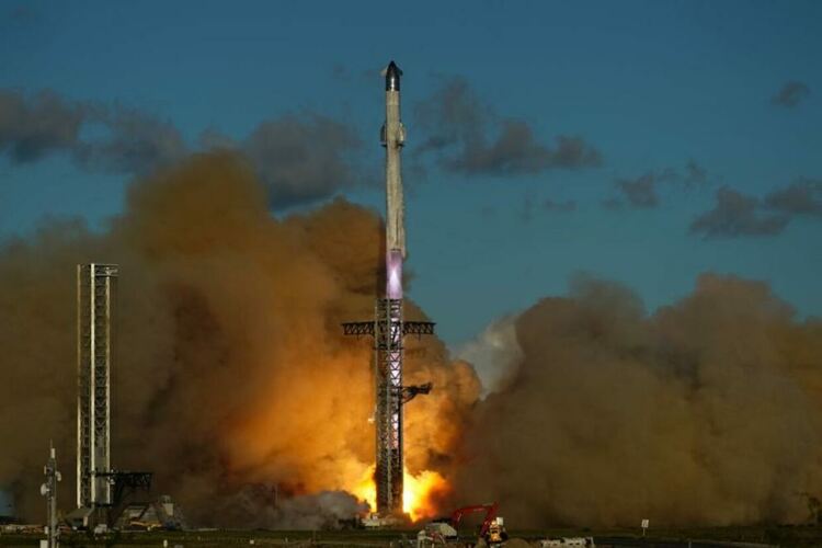 Мегаракетата „Старшип“ на SpaceX успешно завърши 11-ия си тестови полет