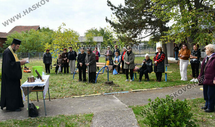 Отслужиха празничен водосвет в храма „Св. Петка“ в с. Войводово