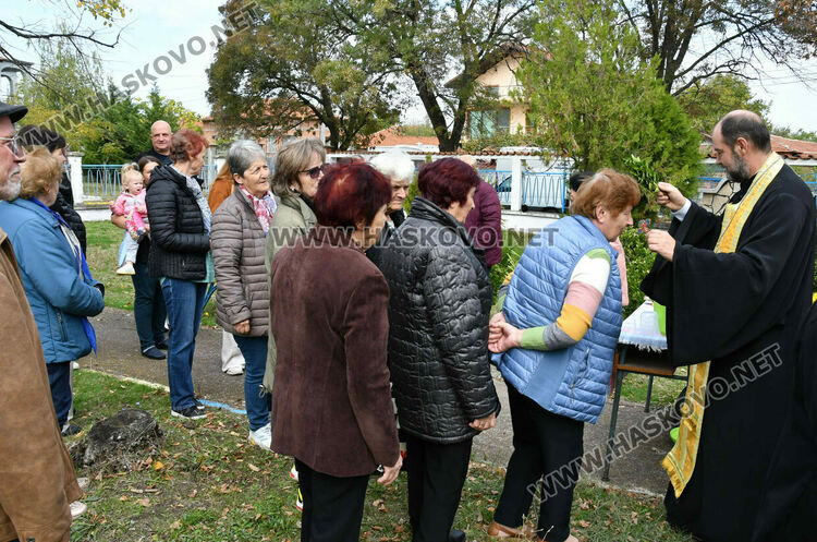 Отслужиха празничен водосвет в храма „Св. Петка“ в с. Войводово